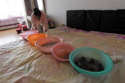 平乐楼上漏水，住户失联，小区没物管，业主维权难！律师来支招……